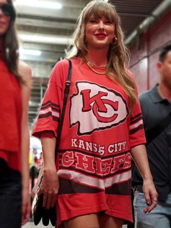 taylor-swift-kansas-city-chiefs-red-jersey taylor-swift-kansas-city-chiefs-red-jersey