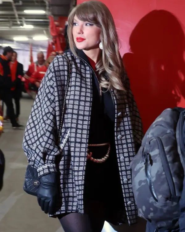 taylor-swift-kansas-city-chiefs-vs-texans-game-checkered-coat taylor-swift-kansas-city-chiefs-vs-texans-game-checkered-coat