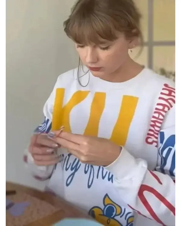 taylor-swift-ku-sweatshirt