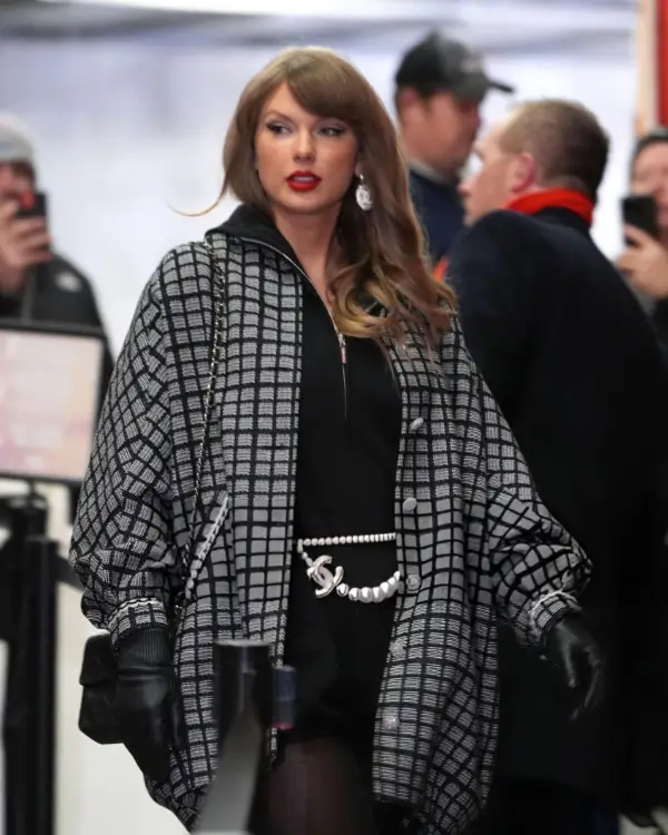 taylor-swift-playoff-game-checkered-coat